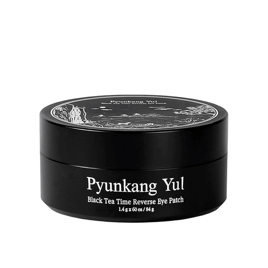 Απομονωμένη εικόνα προϊόντος του Pyunkang Yul Black Tea Time Reverse Eye Patch σε μαύρη συσκευασία με κομψό και μινιμαλιστικό σχεδιασμό σε ανοιχτόχρωμο φόντο.