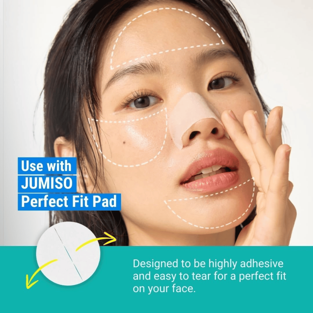 Γυναίκα εφαρμόζει JUMISO Blackhead Melting Softener με το Perfect Fit Pad. Το προϊόν λύνει τα μαύρα στίγματα και προσαρμόζεται τέλεια στο πρόσωπο.