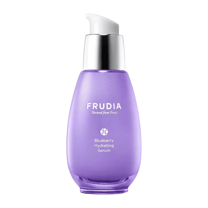 FRUDIA Blueberry Hydrating Serum σε μωβ μπουκάλι με αντλία, ενυδατικός ορός προσώπου με εκχύλισμα μύρτιλου που ενισχύει τον φραγμό του δέρματος και προσφέρει απαλό, καθαρό δέρμα.