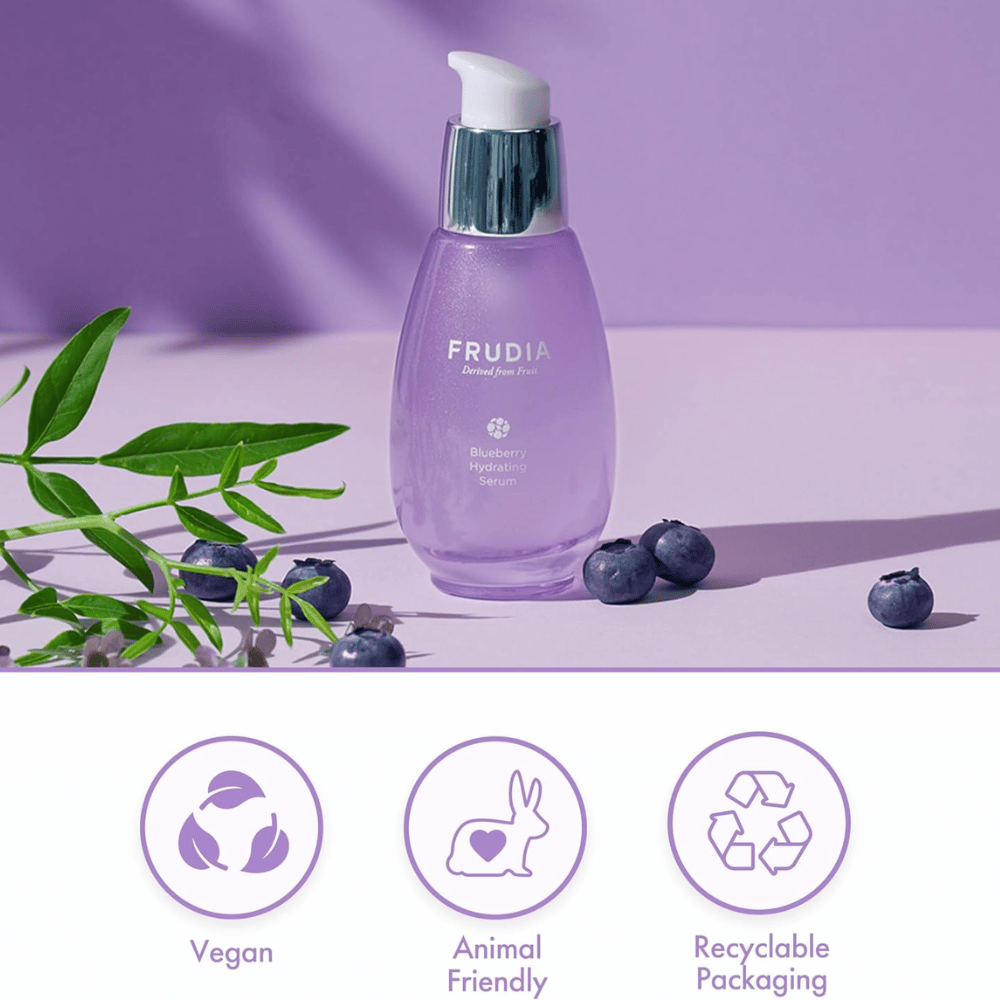 FRUDIA Blueberry Hydrating Serum με εκχύλισμα μύρτιλου, vegan φόρμουλα, cruelty-free και ανακυκλώσιμη συσκευασία, αναπτυγμένη για ενυδάτωση και λάμψη.