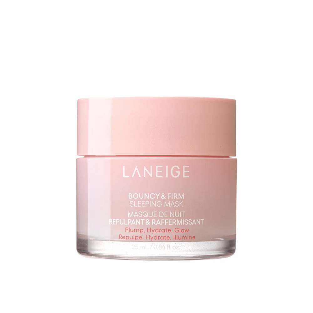 Laneige Bouncy & Firm Sleeping Mask σε ένα ροζ γυάλινο βάζο με αντίστοιχο καπάκι. Το προϊόν, που περιέχει 25 ml, έχει σχεδιαστεί για να προσφέρει όγκο, ενυδάτωση και λάμψη κατά τη διάρκεια της νύχτας. Το κείμενο στο βάζο περιλαμβάνει "Plump, Hydrate, Glow."