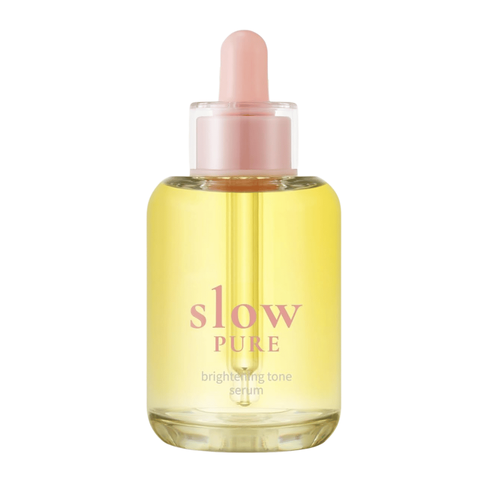 Slow Pure Brightening Tone Serum σε καθαρό γυάλινο μπουκάλι με πιπέτα, γεμάτο με λαμπερό κίτρινο ορό.