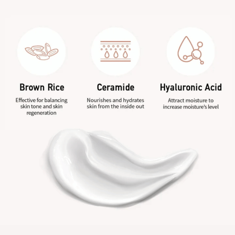 Κοντινό πλάνο στη φόρμουλα της αντηλιακής κρέμας μαζί με εικονογραφήσεις και εξηγήσεις τριών βασικών συστατικών: καστανό ρύζι για ομοιόμορφο τόνο δέρματος, κεραμίδια για θρέψη και υαλουρονικό οξύ για υγρασία.