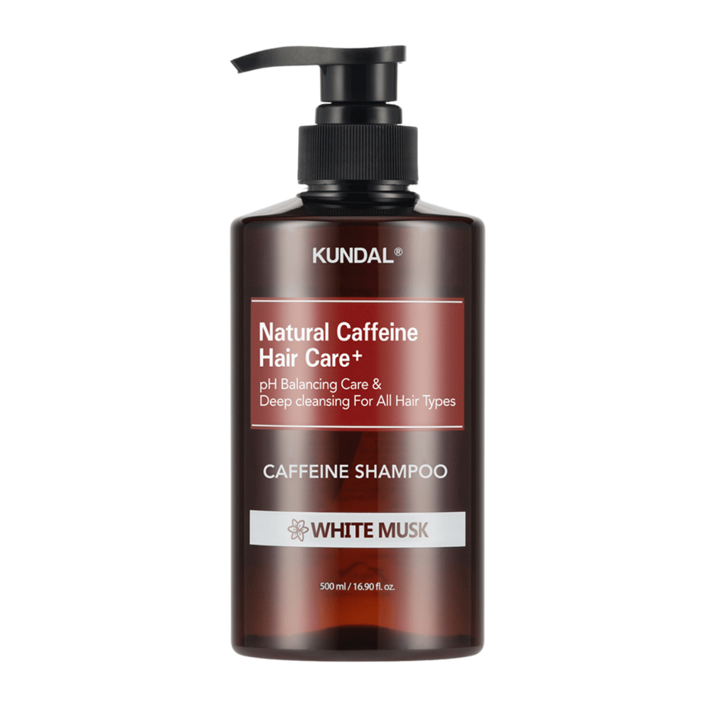 KUNDAL Natural Caffeine Hair Care+ Shampoo White Musk σε καφέ πλαστικό μπουκάλι με αντλία, 500 ml.