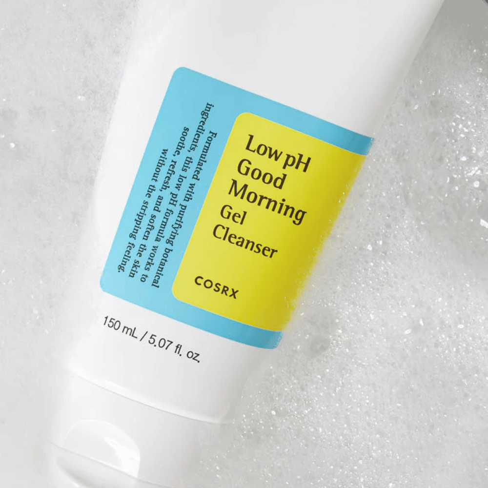 COSRX Low pH Good Morning Gel Cleanser 150ml – ήπιος καθαρισμός προσώπου με χαμηλό pH για ευαίσθητο δέρμα, παρουσιάζεται με αφρό.