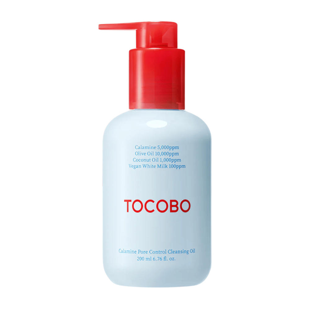 TOCOBO Calamine Pore Control Cleansing Oil με κόκκινη αντλία και μπλε κείμενο σε ανοιχτό μπλε μπουκάλι, δείχνει κύρια συστατικά και όγκο 200 ml.