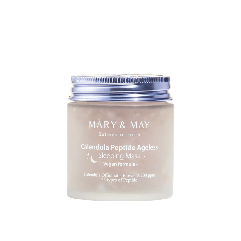 Ένα βαζάκι με MARY & MAY Calendula Peptide Ageless Sleeping Mask. Το βαζάκι έχει ασημί καπάκι και ετικέτα με το κείμενο "Calendula Peptide Ageless Sleeping Mask" και "Vegan formula". Το προϊόν περιέχει καλέντουλα και πεπτίδια για να δώσει στο δέρμα μια νεανική εμφάνιση κατά τη διάρκεια της νύχτας.