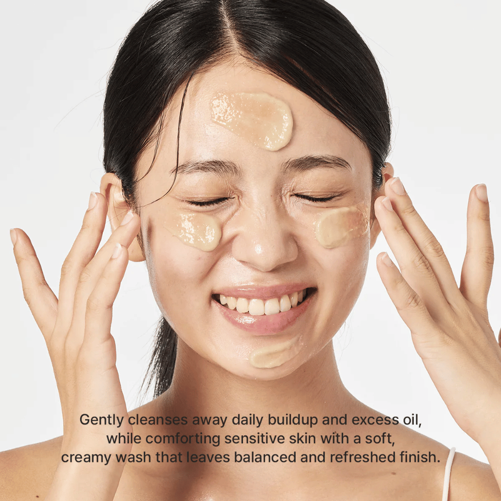 Γυναίκα εφαρμόζει Arencia Calendula Rice Mochi Cleanser – απαλό κορεάτικο καθαριστικό που αφαιρεί λάδι και ακαθαρσίες ενώ το δέρμα αισθάνεται φρέσκο και ισορροπημένο.