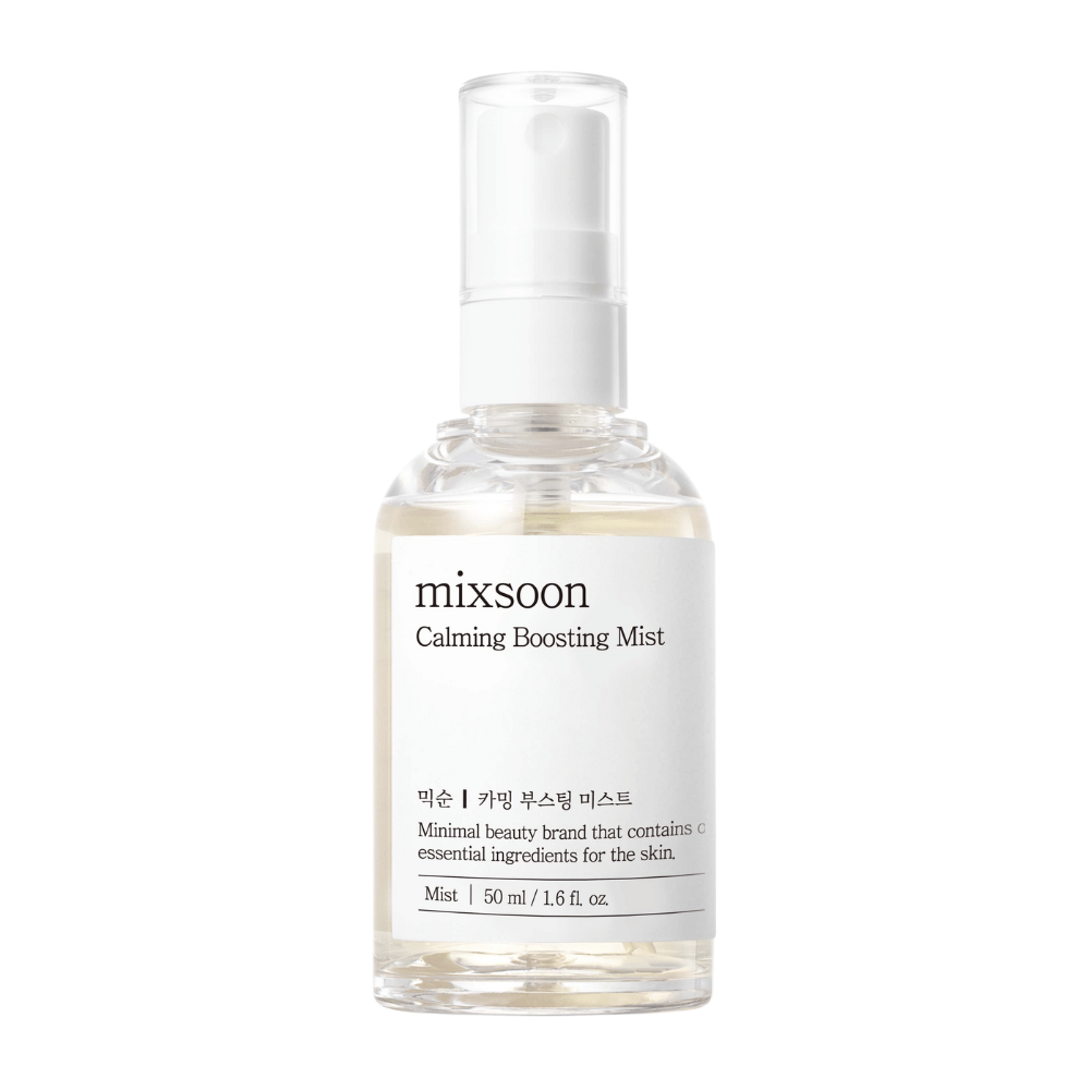 Ένα διαφανές μπουκάλι ψεκασμού με Mixsoon Calming Boosting Mist. Το μπουκάλι είναι επισημασμένο με απλή, λευκή ετικέτα που δείχνει το όνομα του προϊόντος και περιγράφει το περιεχόμενο ως βασικά συστατικά για το δέρμα, σε μινιμαλιστικό στυλ.