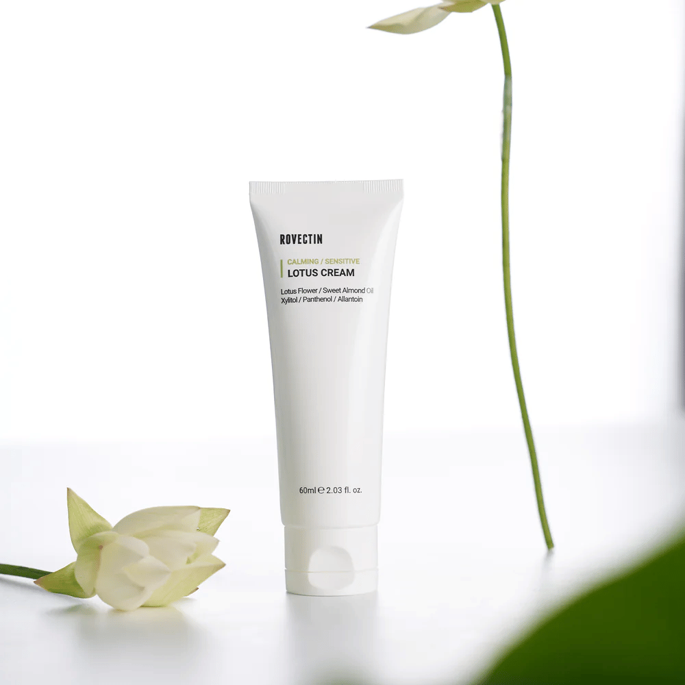 Σωληνάριο με Rovectin Lotus Cream για καταπραϋντική και ευαίσθητη περιποίηση δέρματος, παρουσιάζεται με ένα άνθος λωτού.