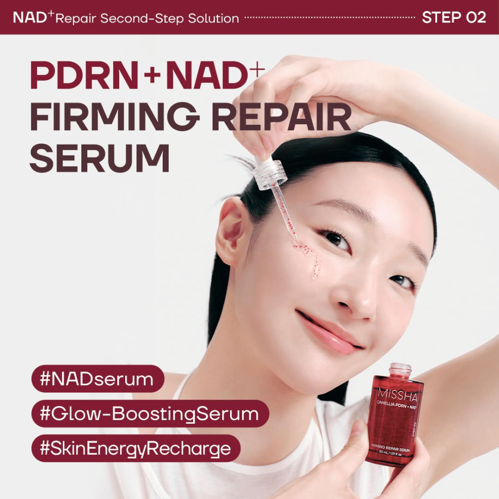 6. MISSHA Camellia PDRN NAD+ Firming Repair Serum – μοντέλο εφαρμόζει ενυδατικό serum με πιπέτα στο μάγουλο για λαμπερή επιδερμίδα