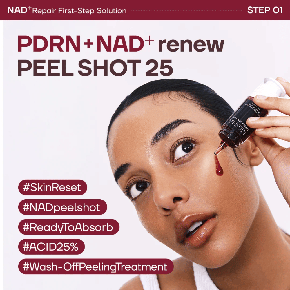 4. MISSHA Camellia PDRN NAD+ High-Potency Acid 25 Renew Peel Shot – μοντέλο εφαρμόζει απολεπιστικό πίλινγκ στο μάγουλο