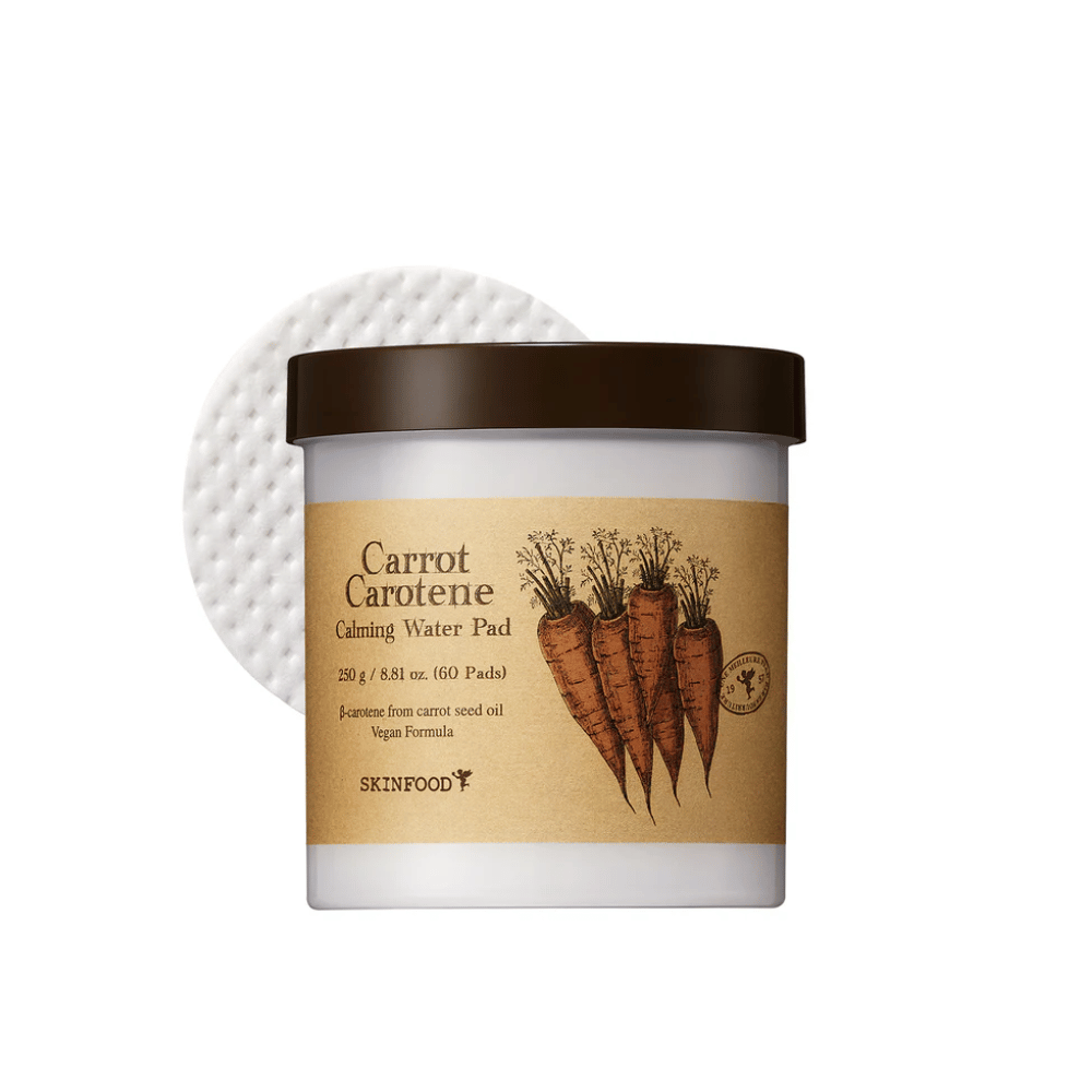 Ένα βάζο "Carrot Carotene Calming Water Pad" από SKINFOOD. Το βάζο περιέχει 60 pads και είναι διακοσμημένο με μια εικόνα καρότων. Το προϊόν, το οποίο βασίζεται στο έλαιο σπόρων καρότου, είναι φιλικό προς τους vegan και σχεδιασμένο για να καταπραΰνει το δέρμα.