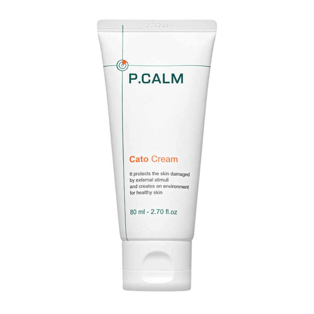 Απομονωμένη εικόνα προϊόντος του P.CALM Cato Cream σε ανοιχτόχρωμο φόντο. Ο μινιμαλιστικός σχεδιασμός του σωληναρίου αναδεικνύει το καθαρό και καταπραϋντικό προφίλ του προϊόντος περιποίησης για ευαίσθητη επιδερμίδα.