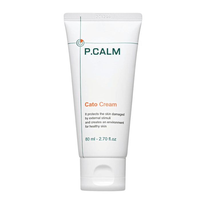 Απομονωμένη εικόνα προϊόντος του P.CALM Cato Cream σε ανοιχτόχρωμο φόντο. Ο μινιμαλιστικός σχεδιασμός του σωληναρίου αναδεικνύει το καθαρό και καταπραϋντικό προφίλ του προϊόντος περιποίησης για ευαίσθητη επιδερμίδα.