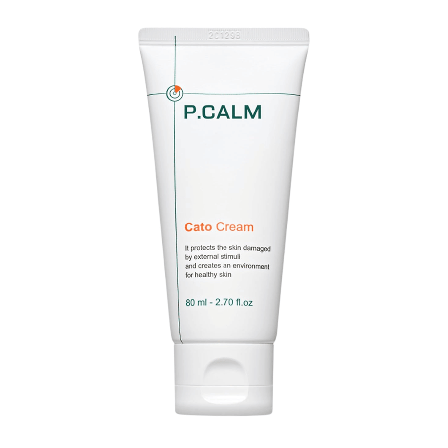 Απομονωμένη εικόνα προϊόντος του P.CALM Cato Cream σε ανοιχτόχρωμο φόντο. Ο μινιμαλιστικός σχεδιασμός του σωληναρίου αναδεικνύει το καθαρό και καταπραϋντικό προφίλ του προϊόντος περιποίησης για ευαίσθητη επιδερμίδα.