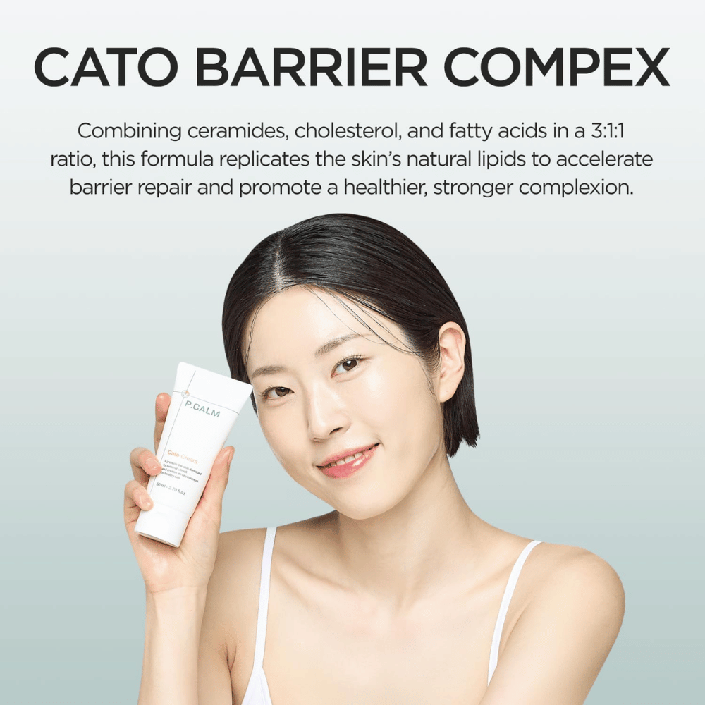 Ένα μοντέλο κρατά το P.CALM Cato Cream μπροστά από το πρόσωπο μαζί με πληροφορίες για το “Cato Barrier Complex”, το οποίο συνδυάζει κεραμίδια, χοληστερόλη και λιπαρά οξέα για την ενίσχυση του επιδερμικού φραγμού.