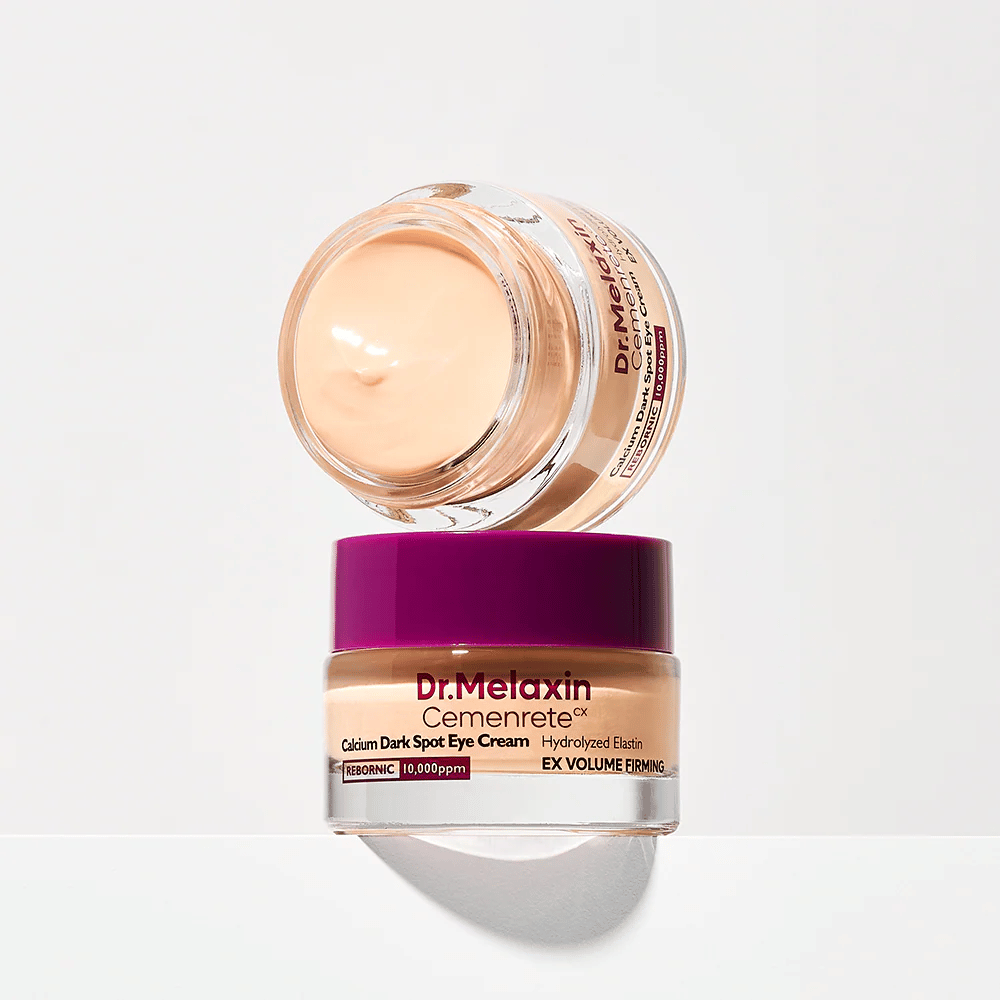 Dr.Melaxin Cemenrete Eye Cream ισορροπημένη στο καπάκι του δοχείου, απεικονίζει την πλούσια υφή της κρέμας και την εστίασή της στη σφριγηλότητα και τον ομοιόμορφο τόνο του δέρματος γύρω από τα μάτια.