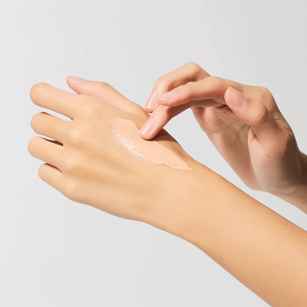 Εφαρμογή της Dr.Melaxin Cemenrete Eye Cream στο χέρι, κρεμώδης κρέμα ματιών με ασβέστιο και ελαστίνη που απορροφάται γρήγορα και προσφέρει εντατική ενυδάτωση.