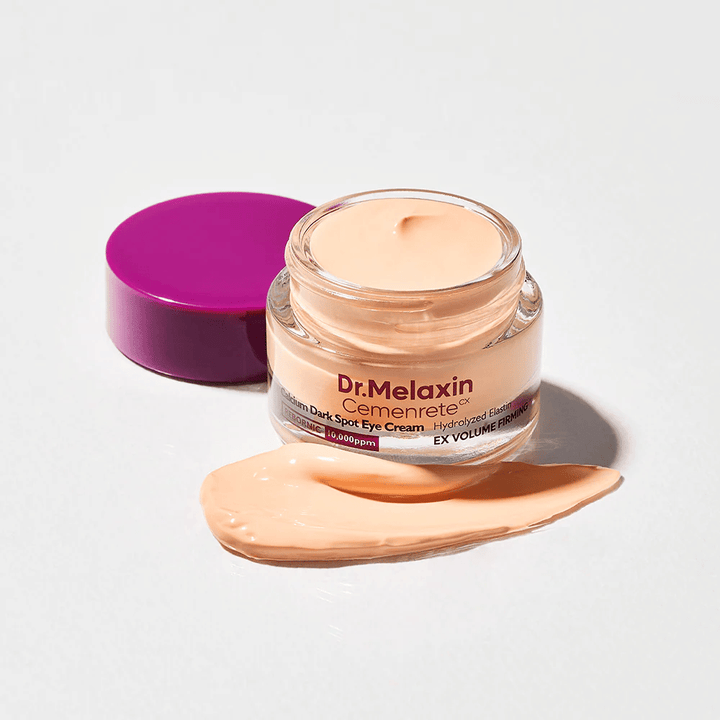 Dr.Melaxin Cemenrete Calcium Dark Spot Eye Cream σε ανοιχτό δοχείο με υφή κρέμας, κρέμα ματιών που βοηθά στη μείωση των μαύρων κύκλων και στη σύσφιξη του δέρματος γύρω από τα μάτια.