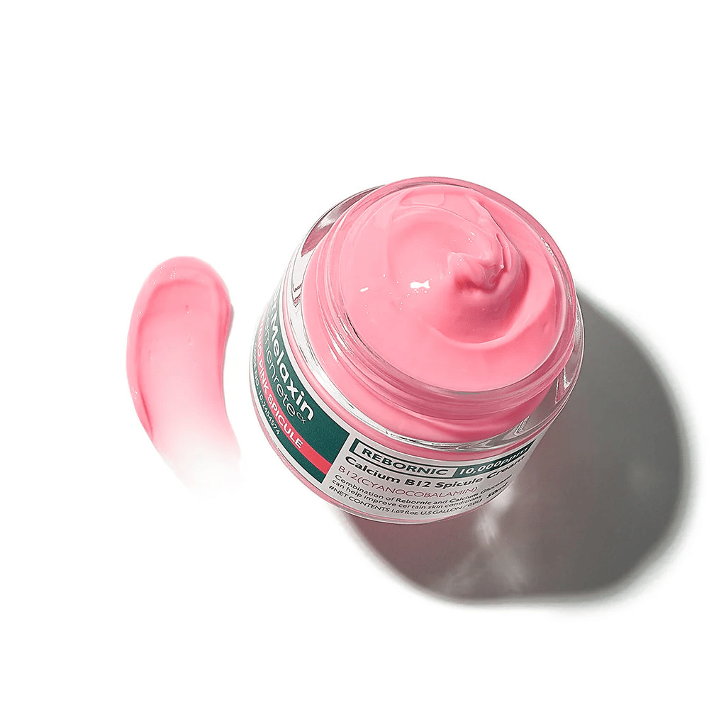 Dr. Melaxin Cemenrete Cyano Pink Spicule Cream με ροζ υφή κρέμας που ενυδατώνει, ενισχύει το φραγμό του δέρματος και βελτιώνει τη λάμψη του δέρματος.