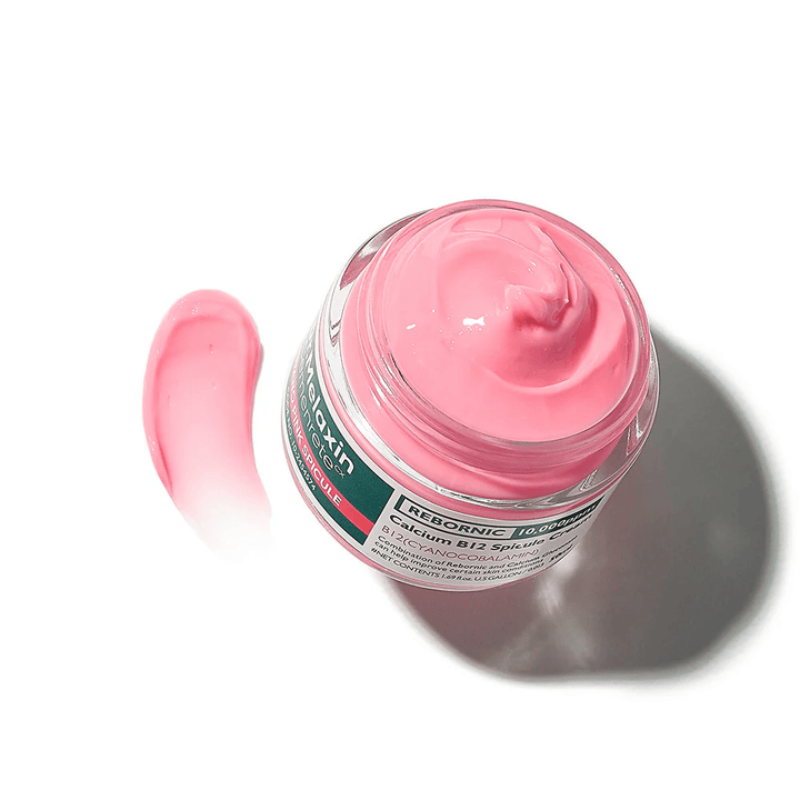 Dr. Melaxin Cemenrete Cyano Pink Spicule Cream με ροζ υφή κρέμας που ενυδατώνει, ενισχύει το φραγμό του δέρματος και βελτιώνει τη λάμψη του δέρματος.