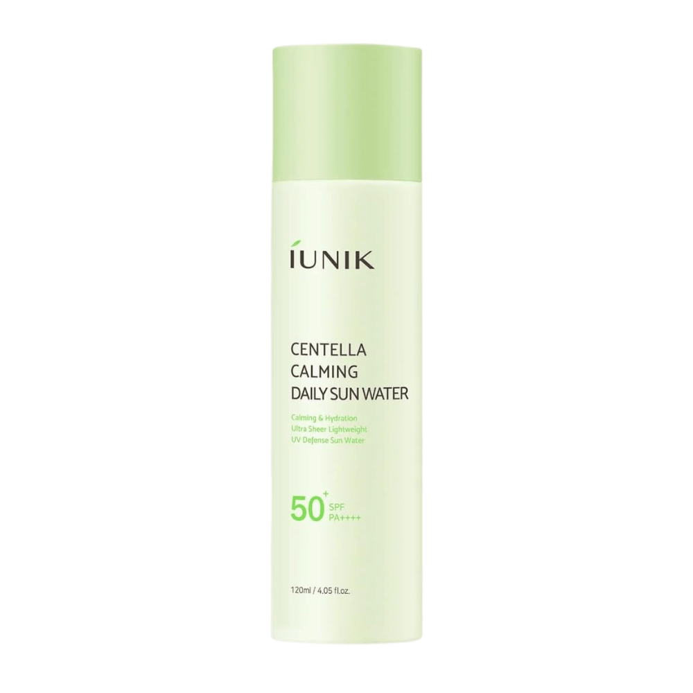 4. iUNIK Centella Calming Daily Sun Water SPF50+ PA++++ 120 ml – ελαφρύ αντηλιακό προσώπου με centella asiatica σε ανοιχτοπράσινο μπουκάλι σε λευκό φόντο