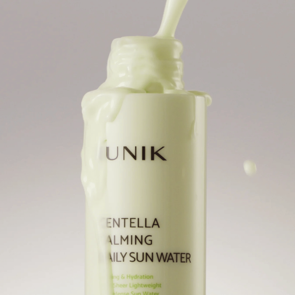 3. iUNIK Centella Calming Daily Sun Water – κοντινό πλάνο της ελαφριάς, κρεμώδους υφής ενός καταπραϋντικού και ενυδατικού αντηλιακού