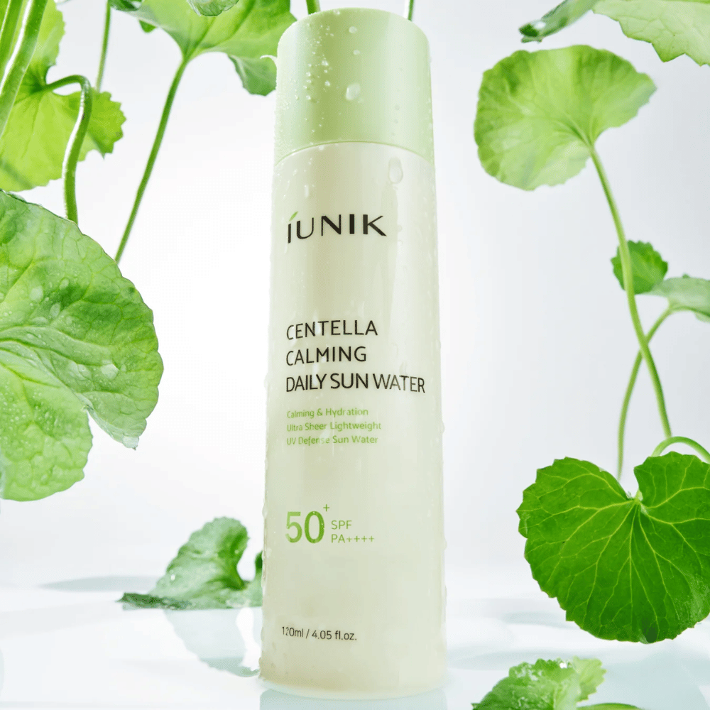 2. iUNIK Centella Calming Daily Sun Water SPF50+ PA++++ – ενυδατικό αντηλιακό με centella asiatica περιτριγυρισμένο από πράσινα φύλλα και σταγόνες νερού