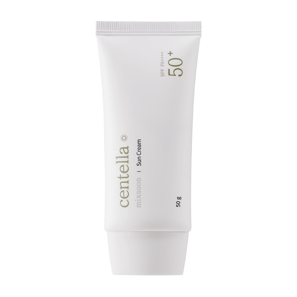 Ένα λευκό σωληνάριο με Centella Sun Cream SPF 50+ PA++++. Το σωληνάριο είναι απλό με πράσινες λεπτομέρειες κειμένου που περιλαμβάνουν το εμπορικό σήμα και τις πληροφορίες προϊόντος. Η συσκευασία περιέχει 50 g αντηλιακής κρέμας.