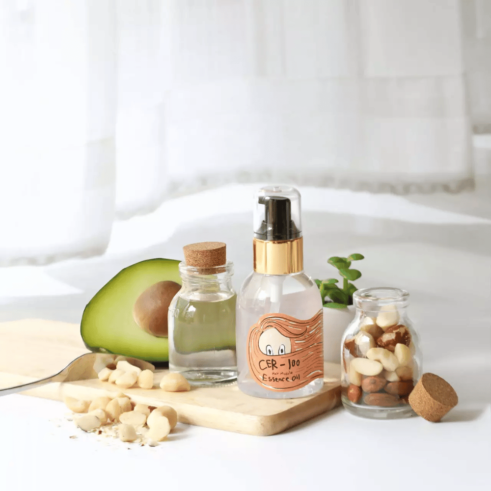Elizavecca CER-100 Hair Muscle Essence Oil – κορεάτικο λάδι μαλλιών με αβοκάντο και φυσικά έλαια που βοηθά στην ενυδάτωση, την ενίσχυση και προσφέρει λάμψη σε ξηρά και κατεστραμμένα μαλλιά.
