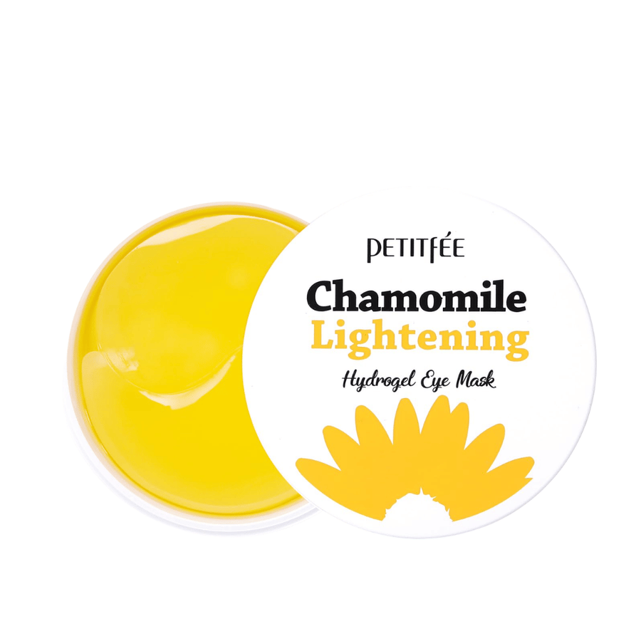 Απομονωμένη εικόνα προϊόντος του PETITFEE Chamomile Lightening Hydrogel Eye Mask με ανοιγμένο βαζάκι που δείχνει τα κίτρινα hydrogel patches και την κομψή λευκή συσκευασία.