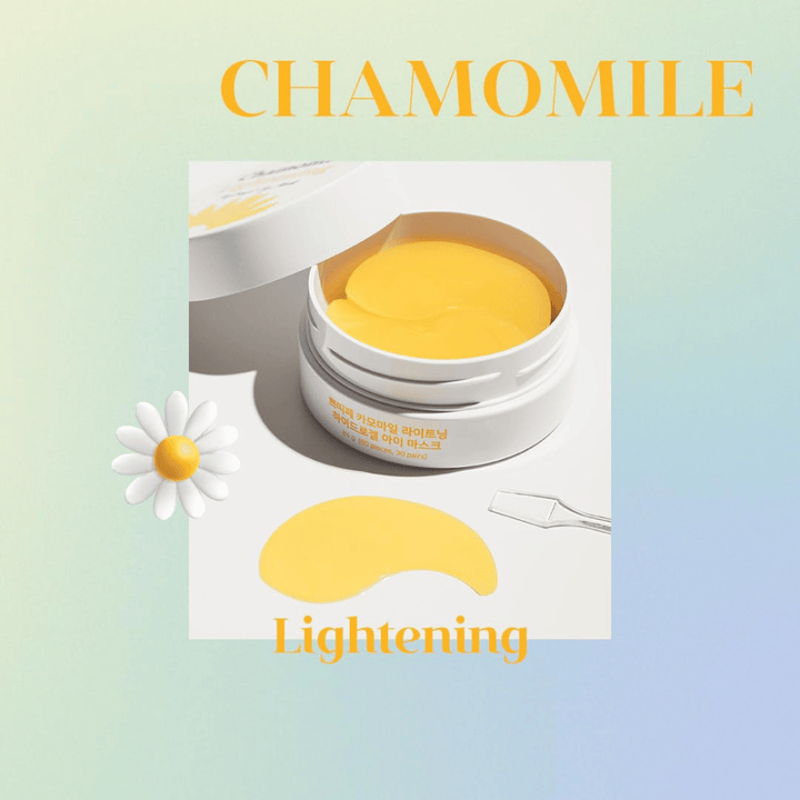 Διαφημιστική εικόνα του PETITFEE Chamomile Lightening Hydrogel Eye Mask με κίτρινα hydrogel patches και θέμα χαμομηλιού που αναδεικνύει τη φωτεινότητα και το glow effect για την περιοχή των ματιών.