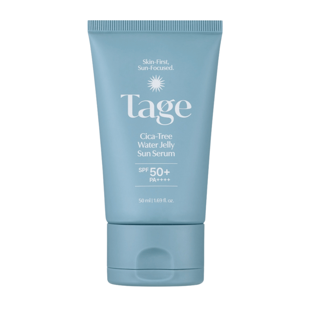 Tage Cica-Tree Water Jelly Sun Serum SPF 50+ PA++++ 50 ml, ενυδατικός ορός αντηλιακής προστασίας σε ανοιχτό μπλε σωληνάριο πάνω σε λευκό φόντο.