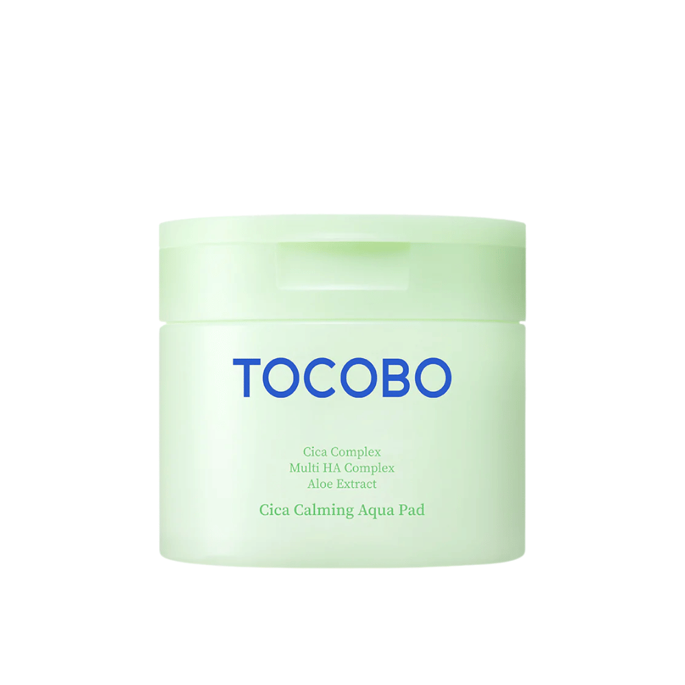 Εικόνα προϊόντος του TOCOBO Cica Calming Aqua Pad σε λευκό φόντο. Η συσκευασία προβάλλεται καθαρά με έμφαση στον σχεδιασμό και τις πληροφορίες του προϊόντος.