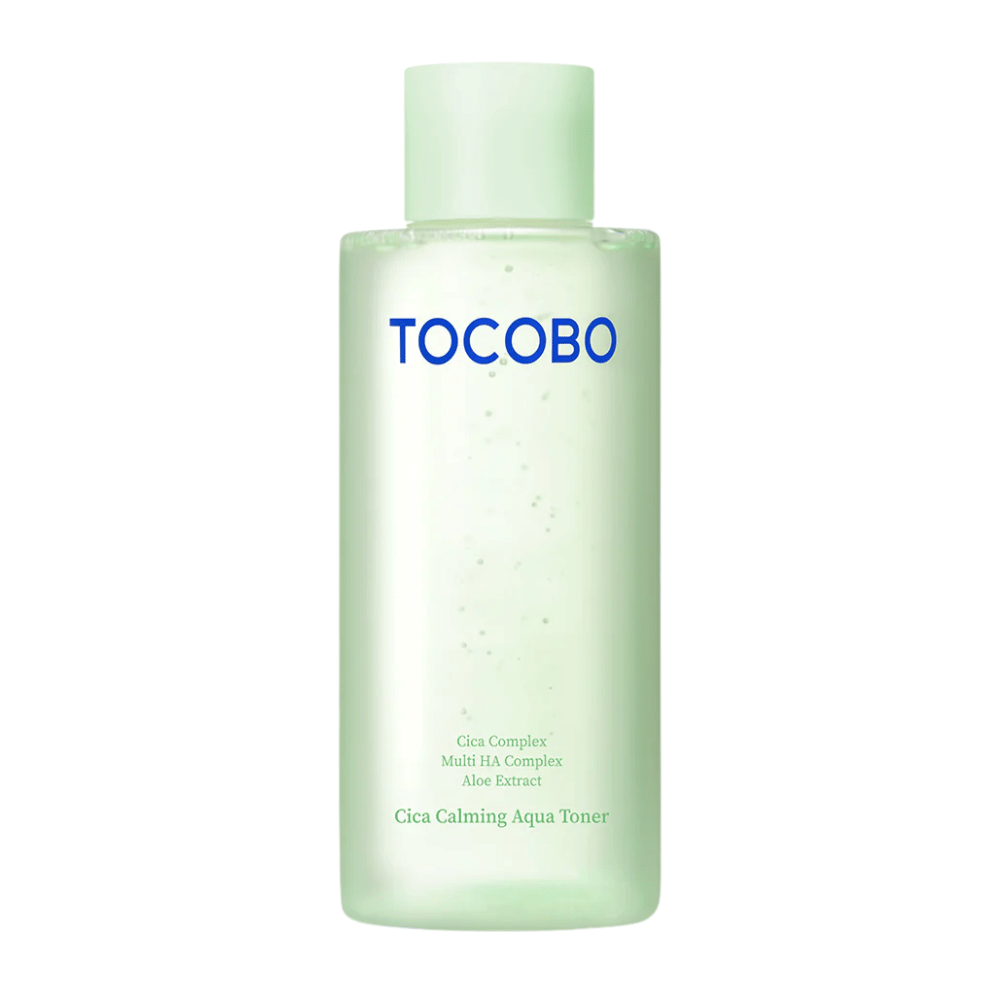 Απομονωμένη εικόνα προϊόντος του TOCOBO Cica Calming Aqua Toner με μινιμαλιστικό ανοιχτοπράσινο σχεδιασμό που αναδεικνύει την καθαρή και καταπραϋντική αίσθηση του προϊόντος.