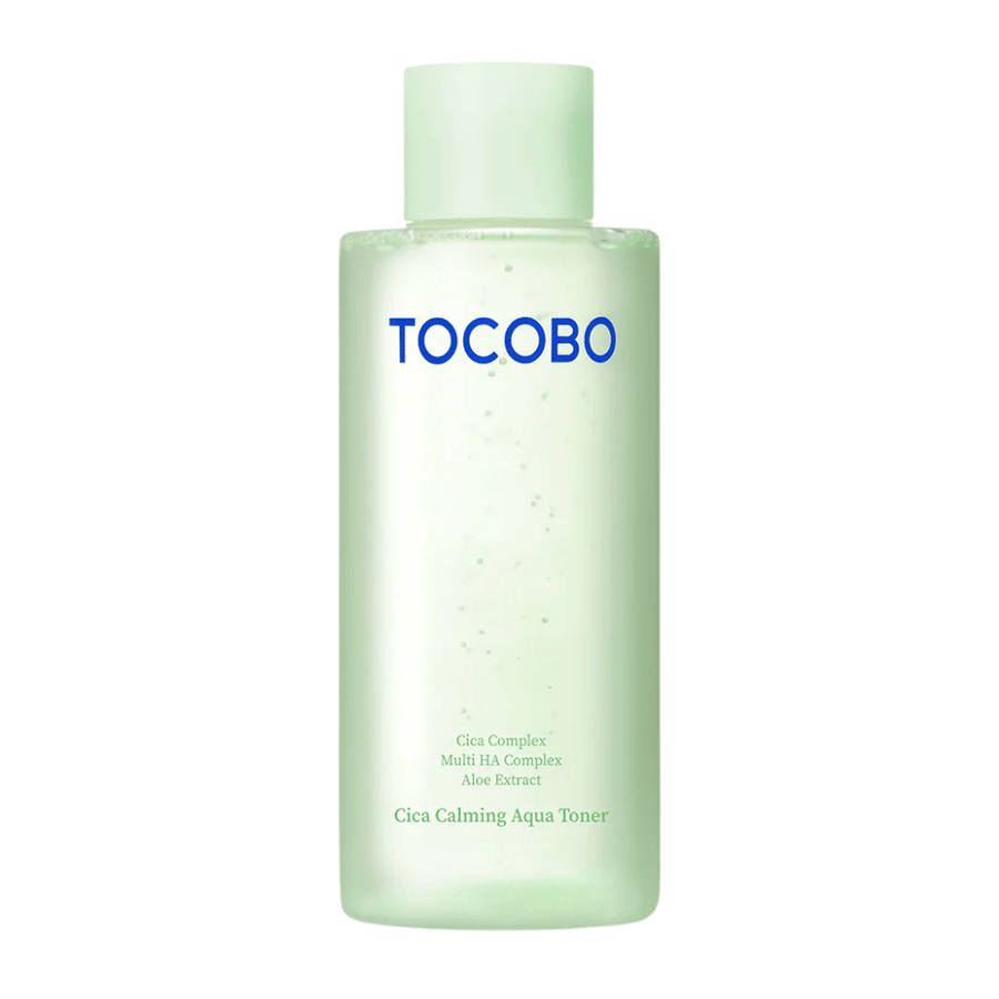 Απομονωμένη εικόνα προϊόντος του TOCOBO Cica Calming Aqua Toner με μινιμαλιστικό ανοιχτοπράσινο σχεδιασμό που αναδεικνύει την καθαρή και καταπραϋντική αίσθηση του προϊόντος.