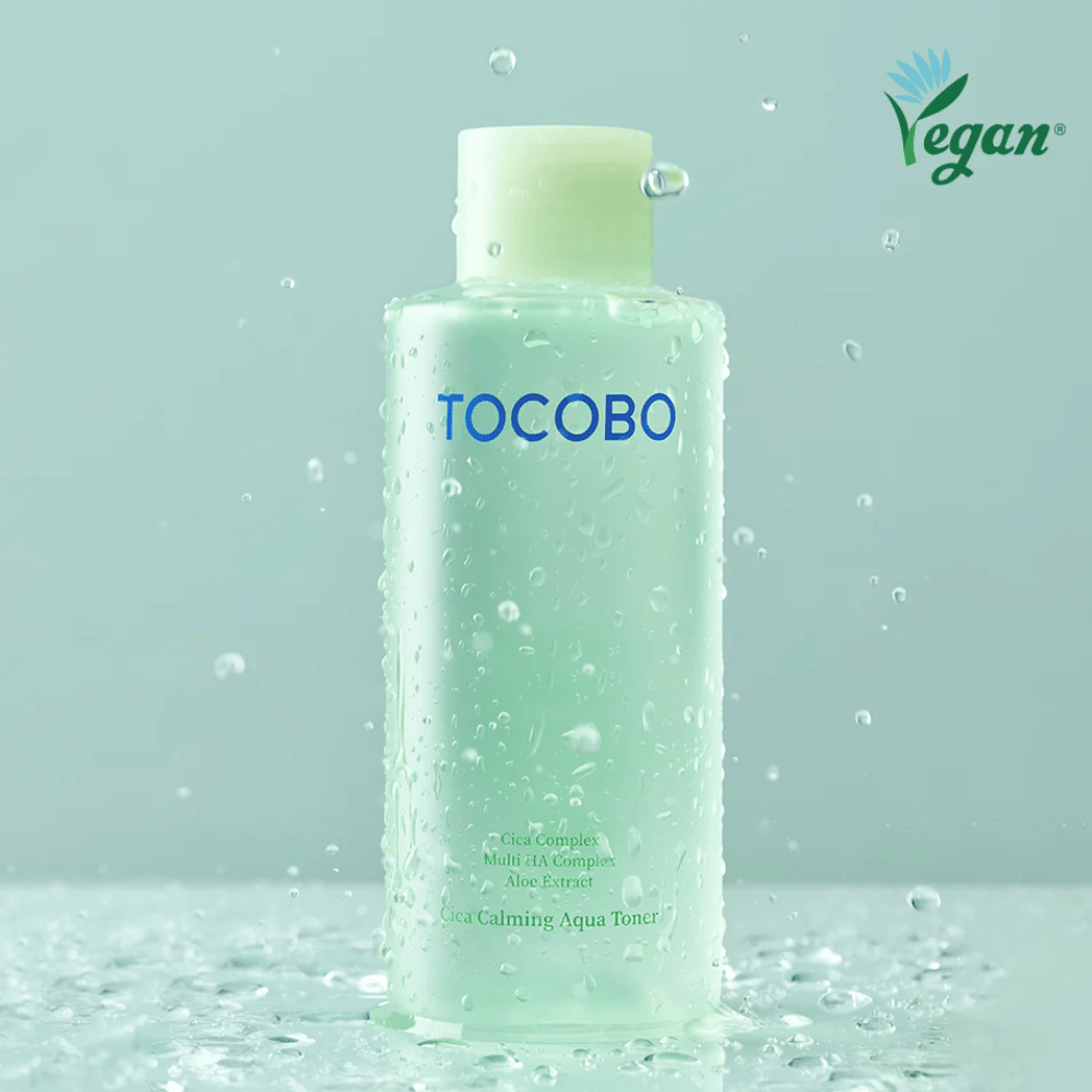 Εικόνα προϊόντος του TOCOBO Cica Calming Aqua Toner περιτριγυρισμένου από σταγόνες νερού που αναδεικνύουν τις ενυδατικές και καταπραϋντικές ιδιότητες του toner για ευαίσθητη επιδερμίδα.