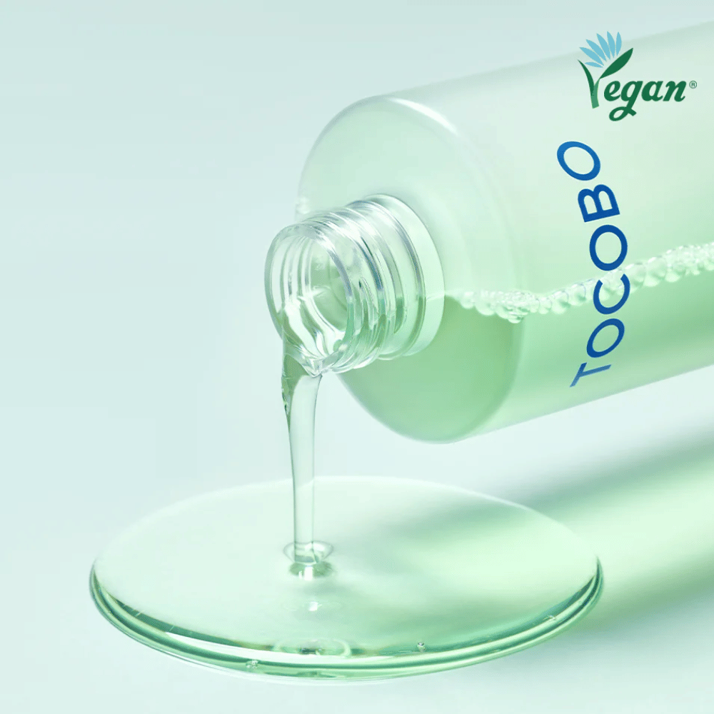 Κοντινή λήψη του TOCOBO Cica Calming Aqua Toner καθώς χύνεται για να αναδειχθεί η διαυγής, ελαφριά και δροσερή υφή του προϊόντος.