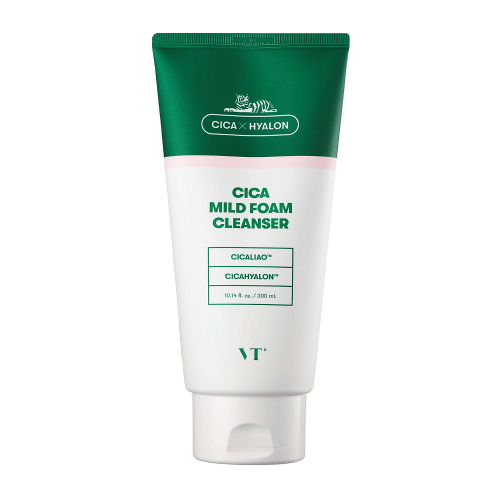 VT Cica Mild Foam Cleanser σε πράσινο και λευκό σωλήνα πάνω σε λευκό φόντο. Η συσκευασία δείχνει τα συστατικά CICALIAO™ και CICAHYALON™, καθώς και ότι το προϊόν περιέχει 300 ml.