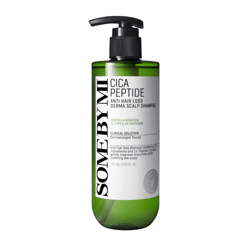 SOME BY MI Cica Peptide Anti Hair Loss Derma Scalp Shampoo σε πράσινο πλαστικό μπουκάλι με μαύρη αντλία και λευκή ετικέτα με μαύρο κείμενο.