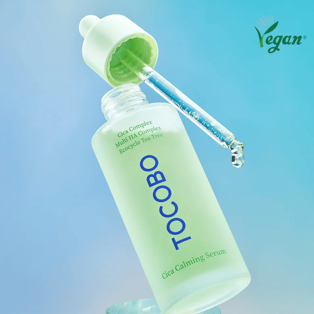 TOCOBO Cica Calming Serum με πιπέτα σε μπλε φόντο, εύκολα απορροφήσιμο K-beauty ορός που ενισχύει τον δερματικό φραγμό και ταιριάζει σε ευαίσθητο, λιπαρό και επιρρεπές σε ακμή δέρμα.