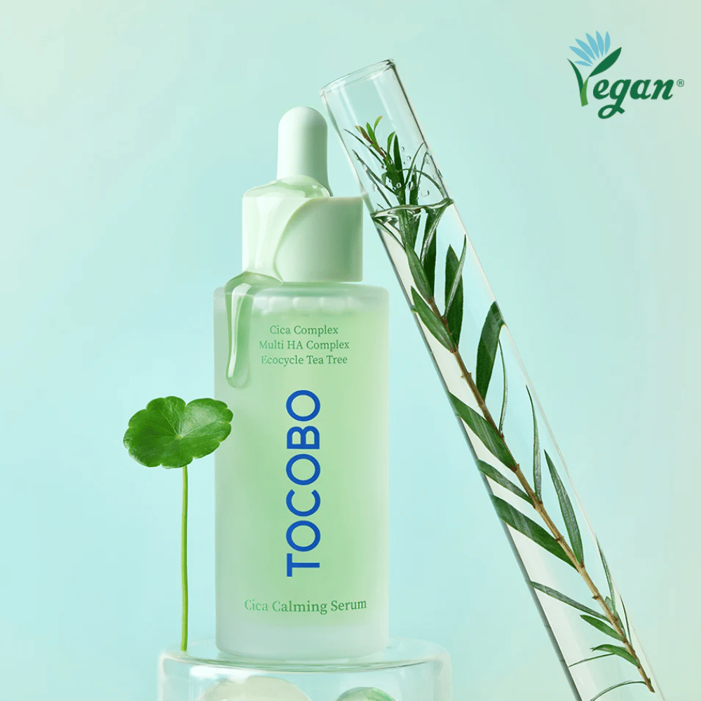 TOCOBO Cica Calming Serum μαζί με φύλλα cica και tea tree, βίγκαν κορεατικός ορός που καταπραΰνει την ερυθρότητα, ενυδατώνει σε βάθος και ισορροπεί το δέρμα.