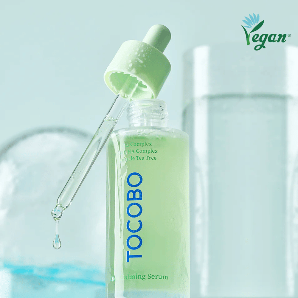 Κοντινή εικόνα του TOCOBO Cica Calming Serum με πιπέτα και σταγόνες, ενυδατικός και καταπραϋντικός ορός προσώπου με cica, σύμπλεγμα multi HA και tea tree για ευαίσθητο δέρμα.