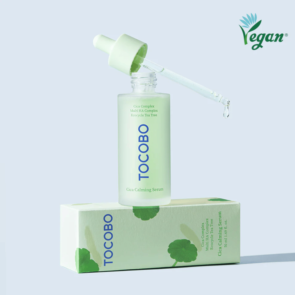 TOCOBO Cica Calming Serum τοποθετημένο στη συσκευασία προϊόντος με πιπέτα, ελαφρύς και καταπραϋντικός K-beauty ορός για ερεθισμένο και επιρρεπές σε ακμή δέρμα, βίγκαν φόρμουλα με σύμπλεγμα cica.