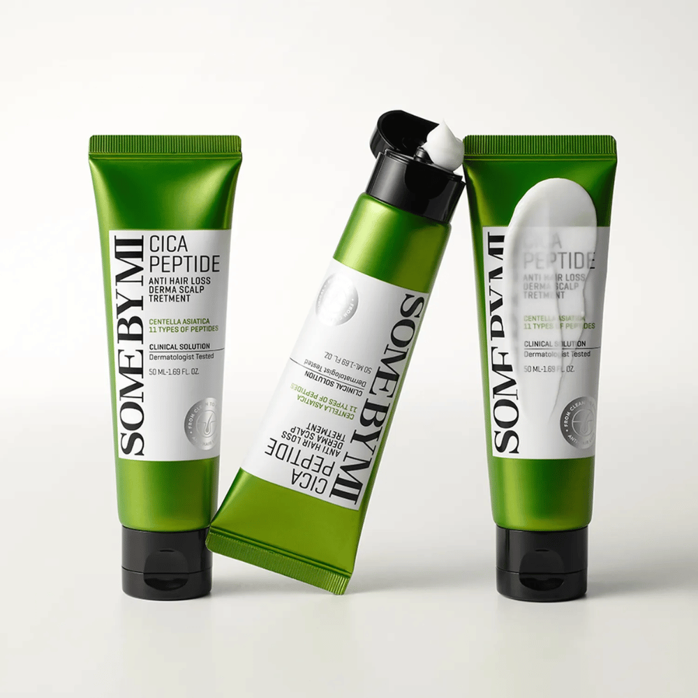 Τρεις σωλήνες του SOME BY MI Cica Peptide Anti Hair Loss Derma Scalp Treatment σε πράσινο και λευκό, εκ των οποίων ένας σωλήνας είναι ανοιχτός με ορατή λευκή κρέμα.