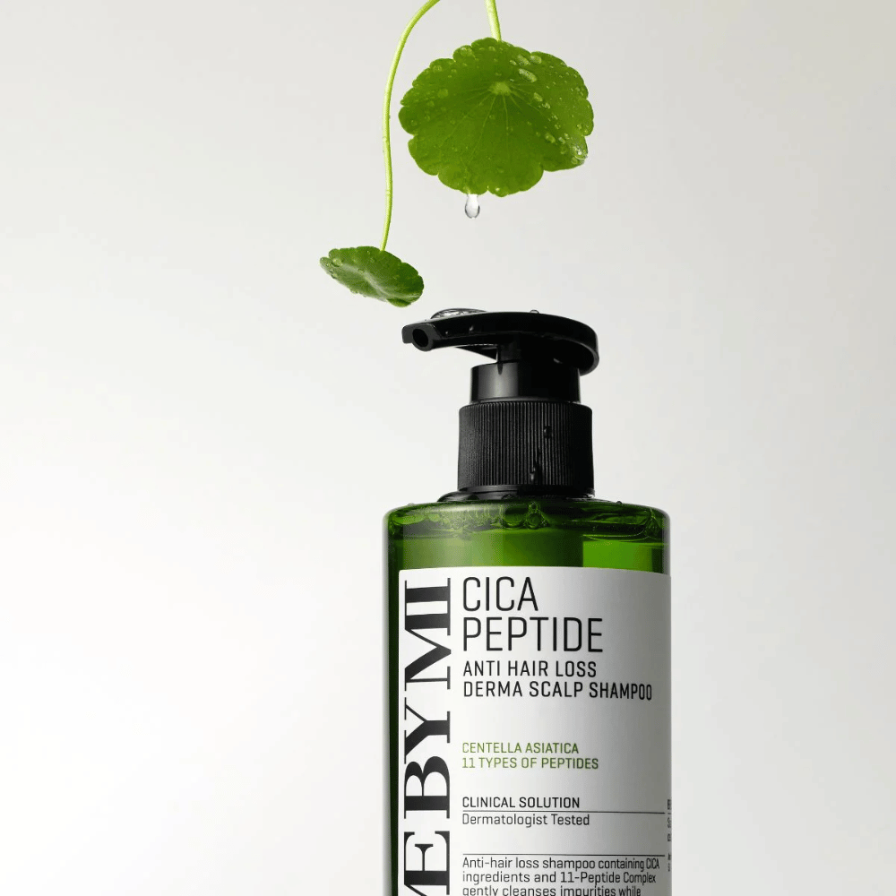 Μπουκάλι με SOME BY MI Cica Peptide Anti Hair Loss Derma Scalp Shampoo σε πράσινο με μαύρη αντλία και λευκή ετικέτα, περιτριγυρισμένο από φύλλα centella και μια σταγόνα νερού.