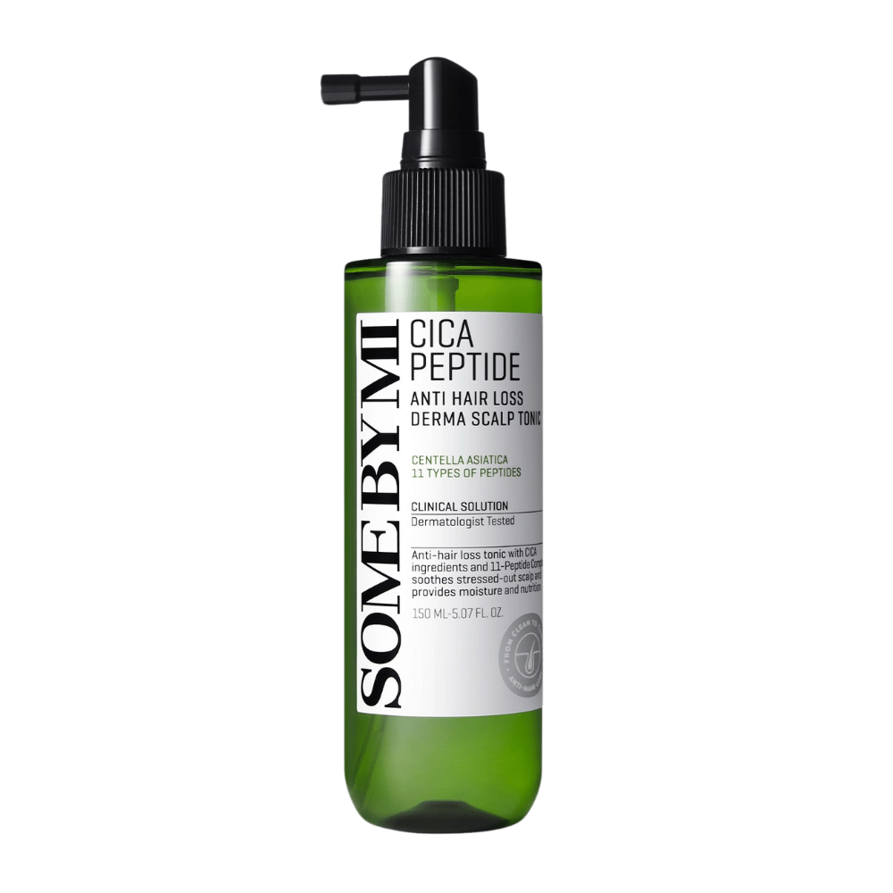 SOME BY MI Cica Peptide Anti Hair Loss Derma Scalp Tonic σε πράσινο μπουκάλι με μαύρο ακροφύσιο ψεκασμού και λευκή ετικέτα, εμφανίζεται σε λευκό φόντο.