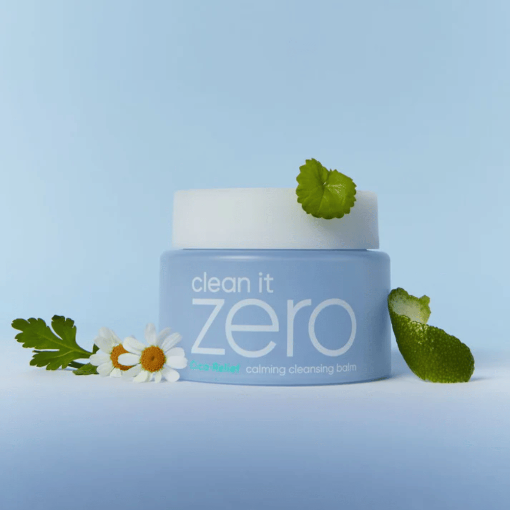 Clean It Zero Cica-Relief Calming Cleansing Balm τοποθετημένο με φυτά και λουλούδια, εικονογραφεί ήπιο καθαρισμό με καταπραϋντικό CICA για ευαίσθητο και ερεθισμένο δέρμα.