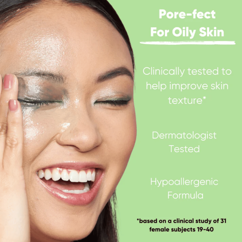 Μοντέλο με φρέσκο δέρμα που δείχνει την επίδραση του Clean It Zero Pore Clarifying Cleansing Balm, κλινικά δοκιμασμένη και υποαλλεργική φόρμουλα που βελτιώνει την υφή του δέρματος και είναι κατάλληλη για λιπαρό δέρμα.